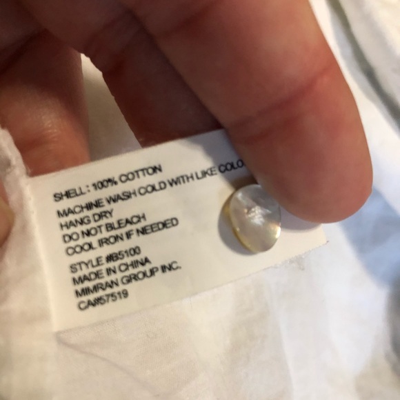 3/ $15 100 % Sleeveless classic white button up - Picture 7 of 7